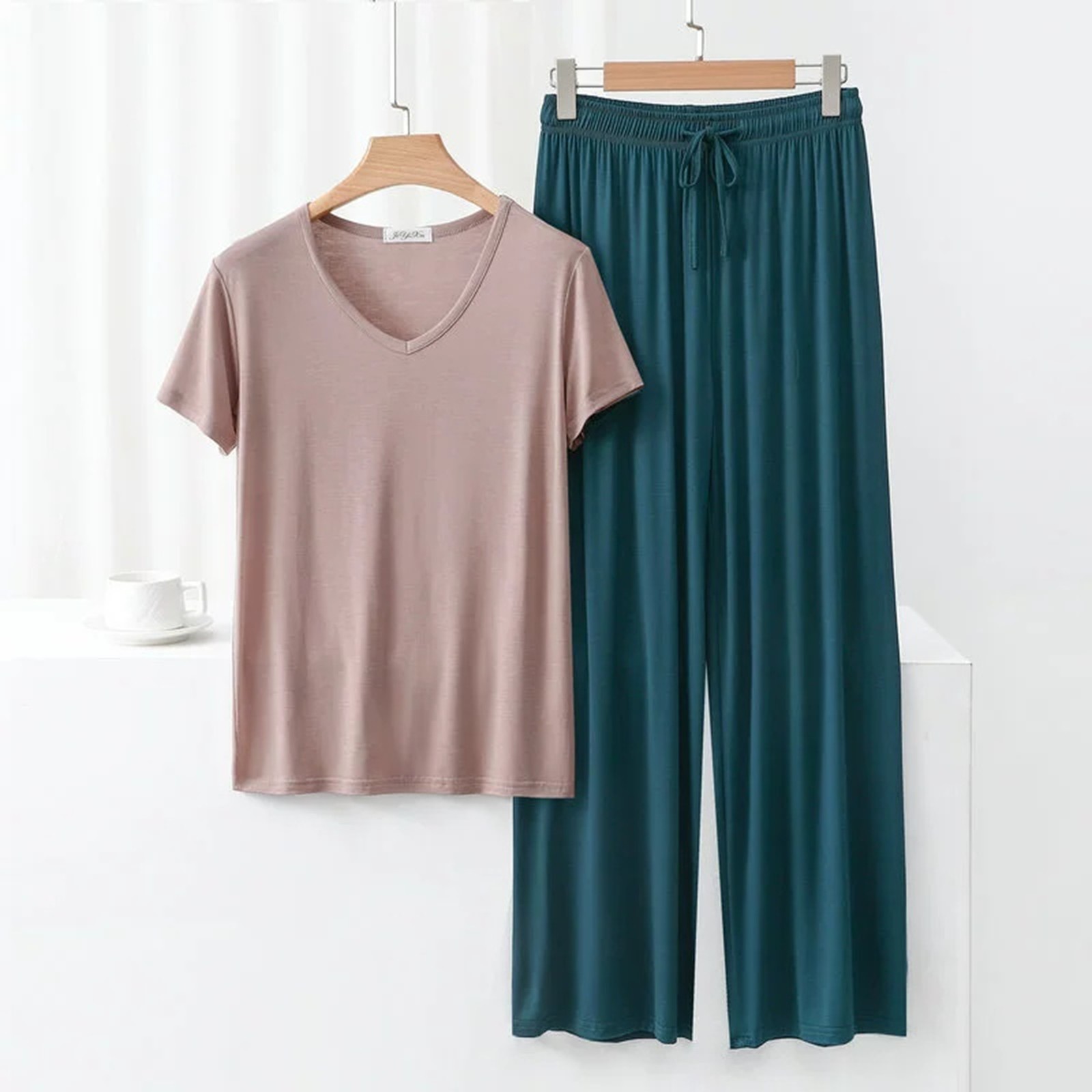 thumbnail image 5 of Conjunto de pijama de manga corta con cuello en V para mujer - Pantalones largos de poliéster y spandex, ropa de dormir ligera para verano, 5 of 5